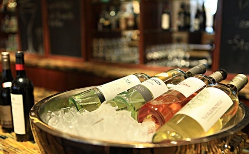結(jié)婚一桌放幾瓶紅酒和白酒 婚宴喝不完的紅酒怎么辦